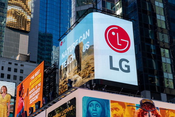 ▲LG전자가 'LG 희망스크린' 활동의 일환으로, 미국 뉴욕 타임스스퀘어에서 유엔환경계획(UNEP)이 제작한 '세계 환경의 날' 캠페인 영상을 상영하고 있다. / 사진=LG전자