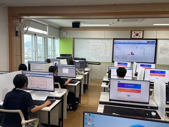 ▲전남상업경진대회에 참가한 학생들이 전산경리자격시험 실기시험을 치르고 있다. / 사진=와컴퍼니 와컴퍼니 ‘전산경리자격시험’, 전남상업경진대회 시범종목 선정