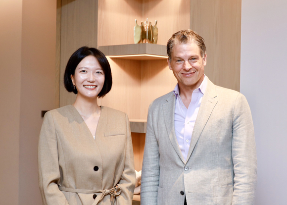 ▲최수연 네이버 CEO(왼쪽)와 그렉 피터스 넷플릭스 공동 CEO가 지난 3일 넷플릭스 로스앤젤레스 오피스에서 기념촬영을 하고 있다. / 사진=네이버 최수연 네이버 대표, 넷플릭스 경영진과 첫 만남
