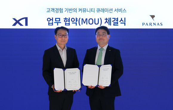 ▲(왼쪽부터)이용구 GS건설 건축주택설계부문장과 김태형 파르나스호텔 미래사업부문장이 업무 협약을 체결하고 기념 촬영을 하고 있다. / 사진=GS건설 GS건설 자이(Xi), 스카이라운지 파르나스호텔 서비스 도입