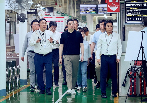 ▲구광모 ㈜LG 대표가 올해 초 인도에 이어 이달 인도네시아를 방문해 생산, 연구개발, 유통에 이르는 밸류체인 전반의 경쟁력을 점검했다. 사진은 지난 2월 구광모 대표(앞줄 왼쪽 두 번째)가 인도 뉴델리 LG전자 노이다 생산공장에서 생산라인을 살펴보는 모습 / 사진=㈜LG 구광모 ㈜LG 대표, 인도 이어 인도네시아서 미래 성장기회 모색