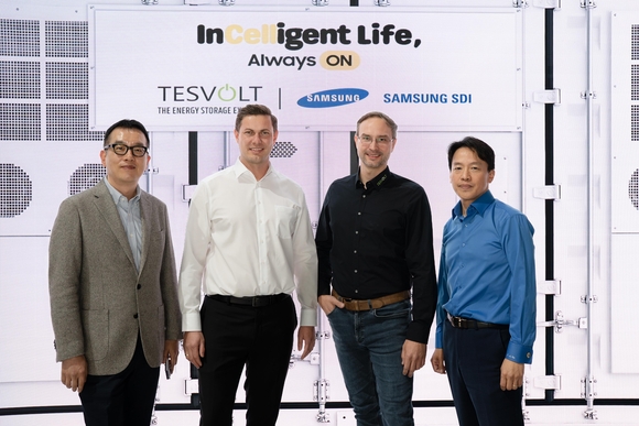 ▲왼쪽부터 김현욱 삼성SDI ESS영업그룹장 상무, 지몬 샨더르트(Simon Schandert) 테스볼트 CTO, 다니엘 한네만(Daniel Hannemann) 테스볼트 CEO, 이종석 삼성SDI 유럽법인 상무 / 사진=삼성SDI 삼성SDI, 유럽 최대 상업용 ESS업체에 SBB 공급