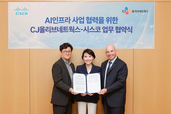 ▲(왼쪽부터) 유인상 CJ올리브네트웍스 대표, 최지희 시스코코리아 대표, 데이브 웨스트 시스코 APJC지역 총괄사장이 GPU 기반의 AI 인프라 사업 확대를 위한 전략적 업무협약을 체결한 뒤 기념촬영을 하고 있다. / 사진=CJ올리브네트웍스 CJ올리브네트웍스, 시스코와 손잡고 AI 인프라 사업 확대