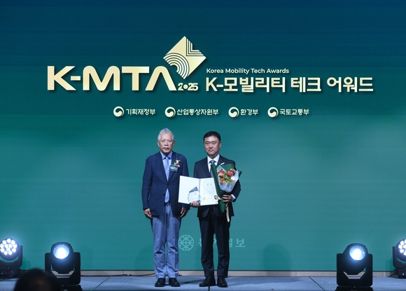 ▲박인순 동방소재 대표(오른쪽)가 ‘2025 K-모빌리티 테크 어워드(모빌리티 소재·부품 기술 부문)’를 수상한 뒤 이동기 심사위원장과 기념촬영을 하고 있다. / 사진=동방소재 동방소재, ‘2025 K-모빌리티 테크 어워드’ 수상