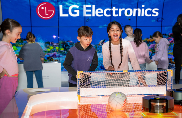 ▲LG전자 북미법인 본사 사옥 내 과학관 'LG Inspiration Lab'을 찾은 학생들이 로봇청소기로 축구 게임을 하고 있다. / 사진=LG전자 (오전10시)LG전자 뉴저지 북미 사옥, ‘민간 기술 외교’의 장으로 우뚝