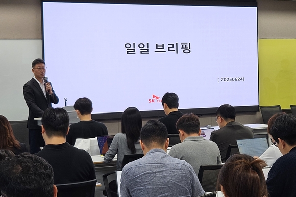 ▲김희섭 SK텔레콤 PR센터장이 24일 서울 중구 삼화빌딩에서 열린 일일브리핑에서 설명하고 있다. / 사진=데이터뉴스 SK텔레콤, 영업 재개…“신뢰회복방안 조만간 발표”