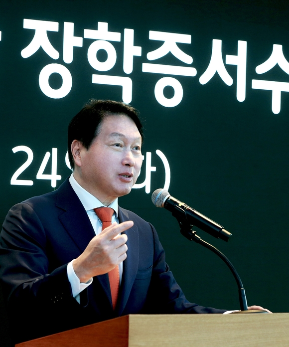 최태원 SK 회장 “사회서 받은 혜택 기억하고 사회기여 인재 돼야”