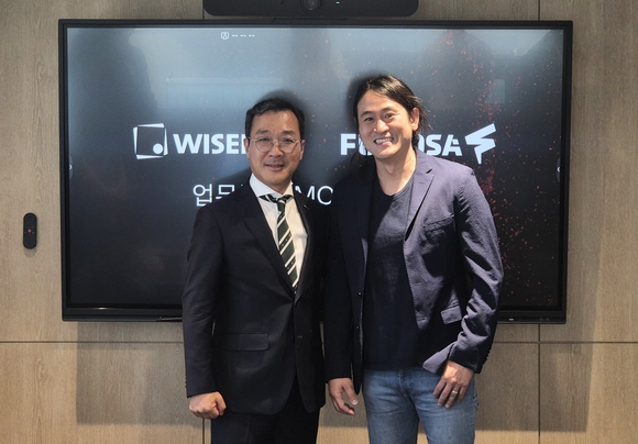 ▲강용성 와이즈넛 대표(왼쪽)와 백준호 퓨리오사AI 대표가 ‘AI 에이전트 어플라이언스’ 공동 개발 및 사업 추진을 위한 전략적 업무협약을 체결한 뒤 기념촬영을 하고 있다. / 사진=와이즈넛 와이즈넛, 퓨리오사AI NPU에 AI 에이전트 솔루션 얹는다