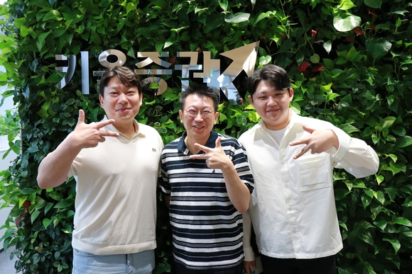 ▲키움증권 걸음 기부 캠페인 ‘키움과맑음 시즌2’에 참여해 6월 한달 동안 가장 많은 걸음 기부한 직원들인 이지수 플랫폼전략팀 차장, 임상옥 자금불공정세탁방지팀 팀장, 이건우 기업금융1팀 사원이 기념촬영을 하고 있다. 키움증권, 걸음 기부 캠페인 성료…소나무 3362그루 심은 효과