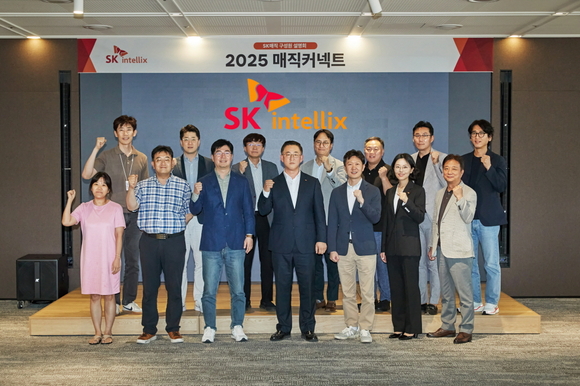 ▲지난 10일, 김완성 SK인텔릭스 대표(첫번째줄 가운데)와 주요 경영진이 사명 변경에 대한 구성원 설명회를 갖고 기념 촬영을 하고 있다. / 사진=SK인텍릭스 SK매직, ‘SK인텔릭스’로 사명 변경···”AI 웰니스 플랫폼 기업 도약 가속화”