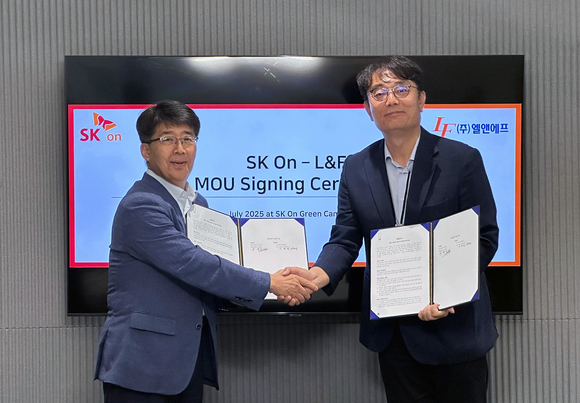 ▲신영기 SK온 구매본부장(좌측)과 이병희 엘앤에프 최고운영책임자(COO)가 지난 10일 서울 종로구 SK온 그린캠퍼스에서 북미 지역 LFP 배터리 양극재 공급을 위한 업무협약(MOU)을 체결한 후 기념 촬영을 하고 있다. / 사진=SK온