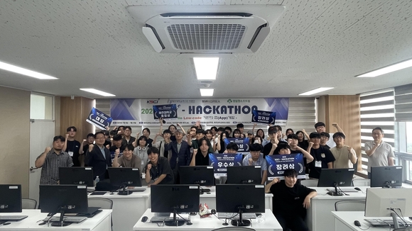 ▲‘2025 KSCI-해커톤’ 참가자들이 기념촬영을 하고 있다. / 사진=영림원소프트랩 영림원소프트랩–한국컴퓨터정보학회 주최 ‘KSCI-해커톤’ 성료