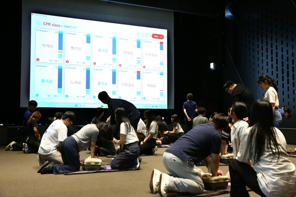 ▲지난 15일 ㈜한화 건설부문 안전보건관리자들이 심폐소생술 체험을 하고 있다. / 사진=㈜한화 건설부문 ㈜한화 건설부문, 혹서기 대비 응급처치·안전보건 리더십 교육 실시