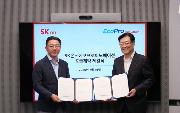 ▲박종진 SK온 전략구매실장(왼쪽)과 김윤태 에코프로이노베이션 대표가 지난 16일 서울 종로구 SK온 그린캠퍼스에서 수산화리튬 공급 계약 체결 후 기념촬영을 하고 있다. / 사진=SK온 SK온, 국내산 수산화리튬 공급망 확대…미국 IRA 선대응