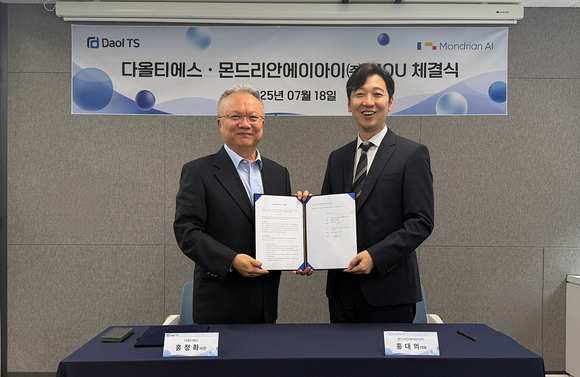▲홍정화 다올티에스 대표(왼쪽)와 홍대의 몬드리안에이아이 대표가 양해각서 체결 후 기념촬영을 하고 있다. / 사진=다올티에스 다올티에스, AI 플랫폼 시장 공략 위해 몬드리안에이아이와 협력