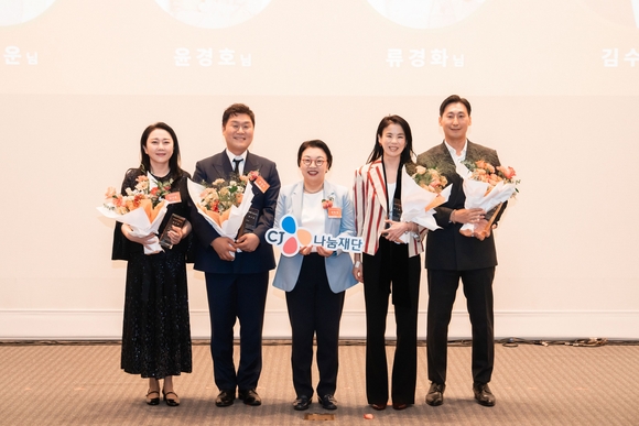 ▲민희경 CJ사회공헌추진단장(왼쪽 세 번째)이 김나운 배우(첫 번째), 윤경호 배우(두 번째), 류경화 CJ도너스캠프 아카데미 마스터 멘토(네 번째), 우수 일반기부자 김수호씨(다섯 번째)에게 감사패를 전달하고 기념사진을 촬영하고 있다. / 사진=CJ나눔재단 ‘20주년’ CJ나눔재단, 220만 명 지원했다