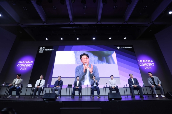 ▲22일 LG AI 토크 콘서트 2025에서 LG AI연구원 리더들이 질의응답을 진행하고 있다. / 사진=LG AI연구원 “LG AI 엑사원이 끊임없이 진화한다”