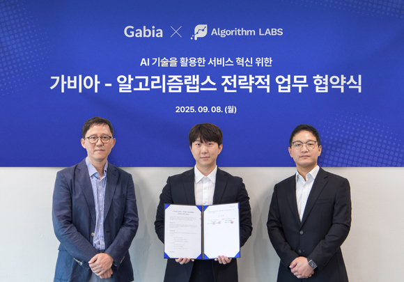 ▲(왼쪽부터) 송태형 가비아 CTO, 손진호 알고리즘랩스 대표, 이정환 가비아 이사가 지난 8일 전략적 업무협약을 맺은 뒤 기념촬영을 하고 있다. / 사진=가비아 가비아, 알고리즘랩스와 AI 기반 서비스 혁신 맞손