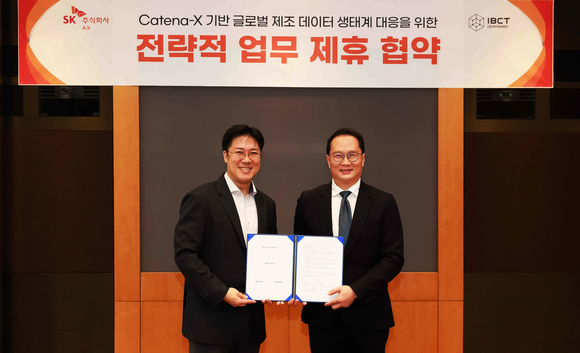 ▲장혁수 SK AX ESG/SHE본부장(왼쪽)과 이정륜 IBCT 대표가 경기도 분당 SK AX 본사에서 ‘카테나-X 기반 글로벌 제조 데이터 생태계 대응을 위한 업무협약’을 체결한 뒤 기념촬영을 하고 있다. / 사진=SK AX SK AX, ‘카테나-X 기반 제조 공급망 전 주기 ESG 전환’ 추진
