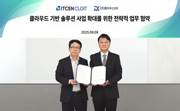 ▲이세희 아이티센클로잇 대표(왼쪽)와 송성호 클라우스DX 대표가 양해각서 체결 후 기념촬영을 하고 있다. / 사진=아이티센클로잇 아이티센클로잇, 차세대 금융 시장 ‘정조준’