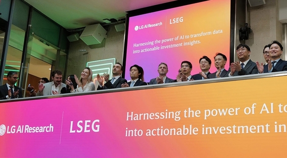 ▲LG AI연구원과 LSEG는 지난 19일(현지시각) 영국 런던증권거래소에서 엑사원 비즈니스 인텔리전스 상용화 서비스를 알리는 행사를 진행했다. (오른쪽에서 네 번째부터) 이화영 LG AI연구원 AI사업개발부문장, 임우형 LG AI연구원 공동 연구원장, 이홍락 LG AI연구원 공동 연구원장 / 사진=LG 런던증권거래소그룹, ‘LG 엑사원’으로 만든 데이터 상품 전 세계 판매