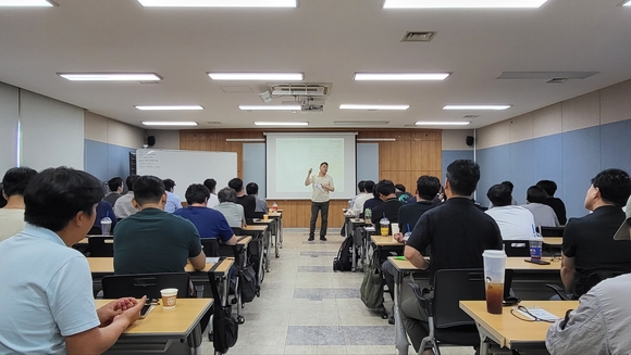 ▲협력사 안전관리자들이 전문화교육을 경청하고 있다. / 사진=㈜한화 건설부문 ㈜한화 건설부문, ‘협력사 안전관리자 전문화교육’ 실시