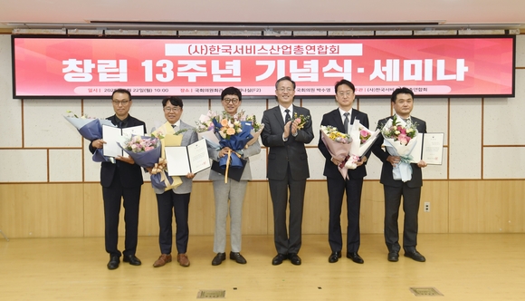 ▲최승욱 윕스 부사장(왼쪽 첫 번째)이 22일 서비스 산업 발전 유공자로 선정돼 경제부총리 표창을 수상한 뒤 기념촬영을 하고 있다. 최승욱 윕스 부사장, ‘서비스 산업 발전 경제부총리 표창’ 수상