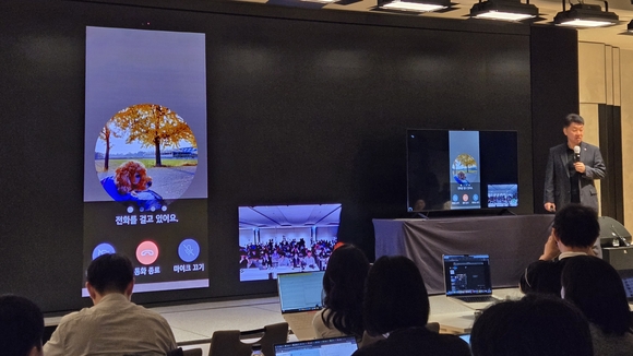 ▲백선필 LG전자 TV상품기획담당 상무가 LG 이지 TV의 'LG 버디'의 영상통화 기능을 시연하고 있다. / 사진=데이터뉴스 LG전자, 시니어 위한 헬프 기능 넣은 맞춤형 TV 공개