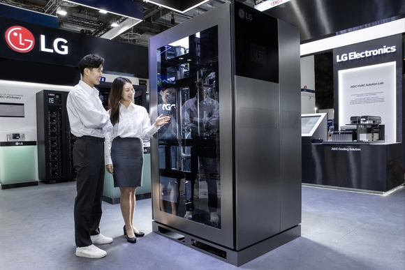 ▲LG전자, LG CNS, LG에너지솔루션이 지난 8일부터 싱가포르에서 열린 ‘데이터센터 월드 아시아 2025’에서 ‘원(One) LG’ 통합 솔루션을 앞세워 참가했다. 모델들이 LG전자 냉각수 분배 장치(CDU)를 소개하고 있다. / 사진=LG전자 ‘원(One) LG’, AI데이터센터 글로벌 시장 공략 가속