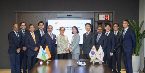 ▲지난 15일 서울 종로구 SK서린빌딩에서 김원기(오른쪽에서 5번째) SK엔무브 사장과 마헨드라 고얄(4번째) 아난드그룹 사장 겸 최고경영자가 합작법인 설립 계약을 체결한 후 기념사진을 촬영하고 있다. / 사진=SK엔무브 SK엔무브, 세계 3위 인도 자동차 시장 겨냥한 합작법인 설립