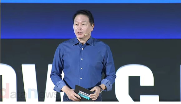 ▲최태원 SK 회장이 서울 삼성동 코엑스에서 열린 'SK AI 서밋T 2025'에서 키노트를 진행하고 있다. / 사진=데이터뉴스  최태원 회장, 너무 많은 메모리칩 요청 받아 어떻게 다 소화할지 걱정