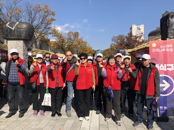 ▲여주오곡나루축제에 방문한 중국 단체관광객들이 기념촬영을 하고 있다. / 사진=경기관광공사  경기도-경기관광공사, 중국 단체관광객 유치 노력...5000여명 유치 성과