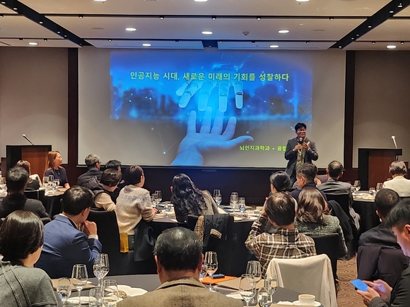 ▲정재승 KAIST 뇌인지과학과 교수가 4일 개최된 2025년 하반기 우리W세미나에서 ‘인공지능 시대, 미래의 기회를 성찰하다’ 라는 주제로 강연하고 있다. / 사진=우리은행 우리은행, 우리W세미나 개최…코스피 5000·AI시대 투자 전략 특강