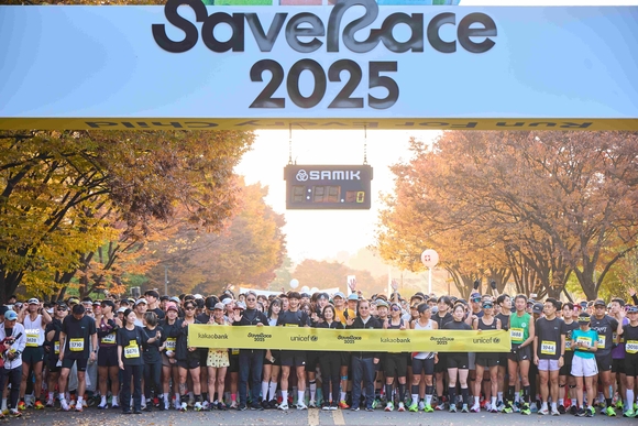 ▲카카오뱅크와 유니세프가 함께 주최한 친환경 기부 마라톤 'Save Race 2025'의 참가자 5000명이 마라톤 출발선에서 기념 촬영을 하고 있다. / 사진=카카오뱅크 카카오뱅크, 친환경 기부 마라톤 세이브 레이스 2025 성료