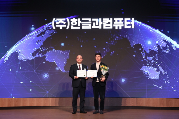 ▲장승현 한컴 AI사업본부장(오른쪽)과 강상엽 코트라 부사장이 기념촬영을 하고 있다. / 사진=한컴 한컴, ‘한컴어시스턴트’ 등 AI 설루션 ‘차세대 세계일류상품’ 선정