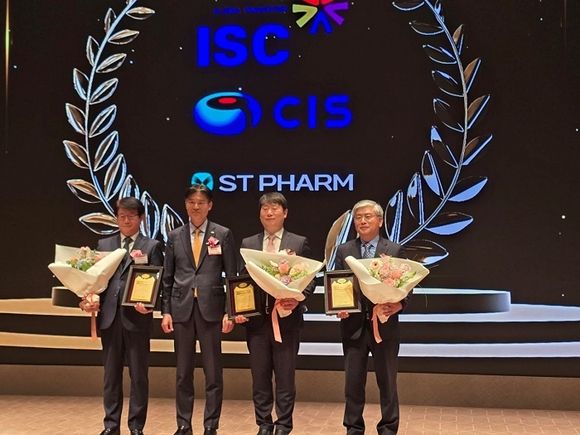 ▲ISC가 25일 코스닥협회에서 주관하는 2025년 ‘제17회 대한민국 코스닥대상’에서 한국거래소 이사장상을 수상했다. (왼쪽에서 두번째 민경욱 한국거래소 부이사장, 세번째 박진우 아이에스시 CFO) 아이에스시(ISC), 2025년 ‘제17회 대한민국코스닥대상’ 한국거래소 이사장상 수상