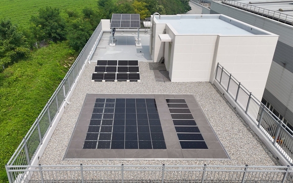 ▲GS건설이 개발한 All in One 옥상 바닥시스템을 적용한 태양광모듈(아래)과 철골 구조물에 설치된 기존의 일반 태양광패널 / 사진=GS건설 GS건설, 방수·단열·태양광 발전 기능 통합 옥상 바닥시스템 특허 출원