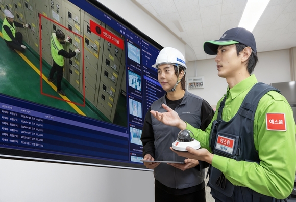 ▲에스원 직원이 고객에게 SVMS 안전모니터링을 설명하고 있다. / 사진=에스원 에스원 ‘AI 안전 솔루션’, 산업재해 해결사로