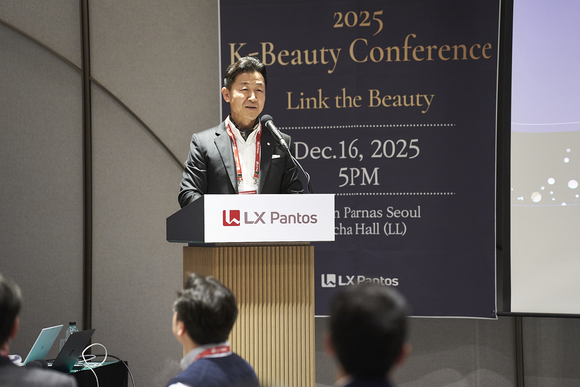▲이용호 LX판토스 대표가 서울 강남구 웨스틴 서울 파르나스에서 열린 ‘K뷰티 콘퍼런스 2025’에서 기조연설을 하고 있다. / 사진=LX판토스 LX판토스, ‘K뷰티 콘퍼런스 2025’ 개최