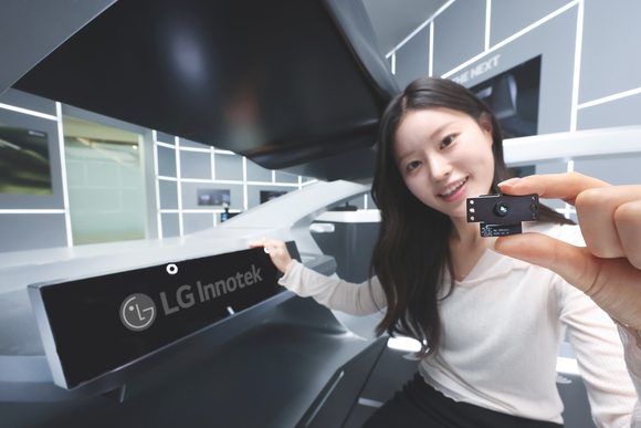 ▲LG이노텍 직원이 ‘차세대 언더 디스플레이 카메라 모듈’을 소개하고 있다. / 사진=LG이노텍 LG이노텍, 디스플레이 뒤에 숨긴 차세대 UDC 개발