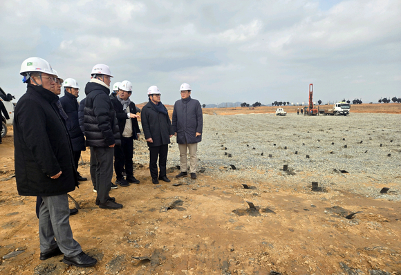 ▲삼성SDS 컨소시엄 설립위원들이 7일 전라남도 해남군에 위치한 국가 AI컴퓨팅센터 현장을 방문해 예정 부지를 점검하고 있다. / 사진=삼성SDS “국가 AI컴퓨팅센터 본격 시동 걸었다”