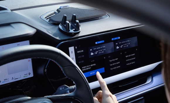 ▲‘에이닷 오토’가 미세먼지 지수가 나쁜 상황에서 창문을 닫자고 제안하는 모습 / 사진=SK텔레콤 SK텔레콤, 차세대 차량용 AI 에이전트 ‘에이닷 오토’ 공개