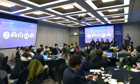 ▲아이티센클로잇 임원진이 27일 서울 삼성동 그랜드인터컨티넨탈서울파르나스호텔에서 열린 기자간담회에서 질문에 답하고 있다. / 사진=아이티센클로잇 아이티센클로잇 “MAMP ‘AgentGo’로 기업 AI 고민 해결”