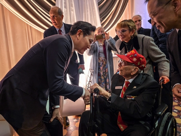 ▲이재용 회장이 갈라 디너에서 6·25 참전용사를 만나 대화하고 있다. / 사진=삼성전자 이건희 컬렉션으로 다진 한미 동맹…미국 정·재계 인사 총출동