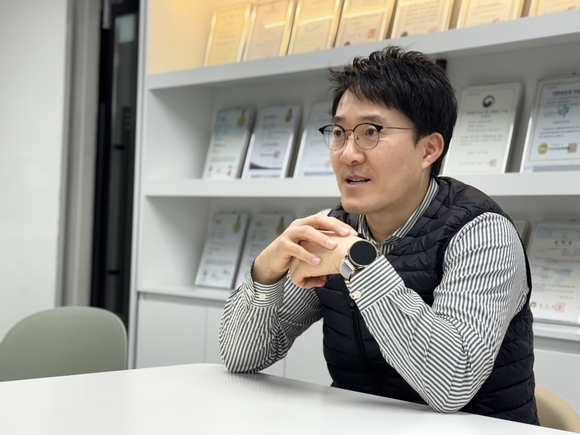 ▲신익수 스마트글로벌사업부장은 “올해 압도적인 성능과 글로벌 인증이라는 무기를 바탕으로 중동과 중남미 시장을 집중 공략할 계획”이라고 말했다. / 사진=스콥정보통신 ‘K-보안 강자’ 스콥정보통신 “차세대 HW로 중동·중남미 정조준”