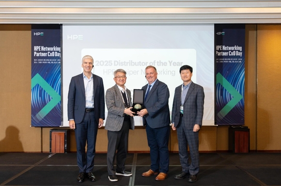 ▲시엔스는 HPE 네트워킹 부문 올해의 디스트리뷰터상을 수상했다고 밝혔다. (왼쪽부터) 라미 라힘 HPE 네트워킹 사장, 서익수 시엔스 대표, 마크 애블릿 HPE 네트워킹 부사장, 채기병 HPE 네트워킹 코리아 GM&컨트리 매니저가 지난 20일 열린 ‘HPE 네트워킹 파트너 CxO 데이’에서 기념촬영을 하고 있다. / 사진=시엔스 시엔스, HPE 네트워킹 파트너데이서 ‘올해의 디스트리뷰터상’ 수상