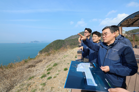 김보현 대우건설 대표, 가덕도신공항 예정지 점검