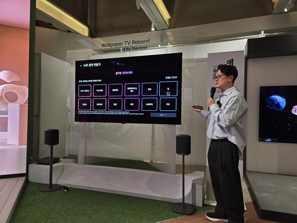 [현장] 83인치인데 22kg대…LG전자, 무선 올레드 TV W6 공개