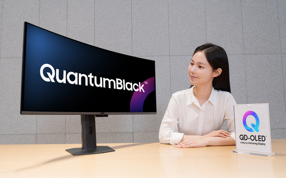 ▲삼성디스플레이의 저반사·고강도 필름 '퀀텀 블랙(QuantumBlack)을 적용한 2026년 QD-OLED 모니터 신제품을 모델이 소개하고 있다. / 사진=삼성디스플레이 삼성D, QD-OLED 모니터용 저반사·고강도 필름 퀀텀 블랙 개발