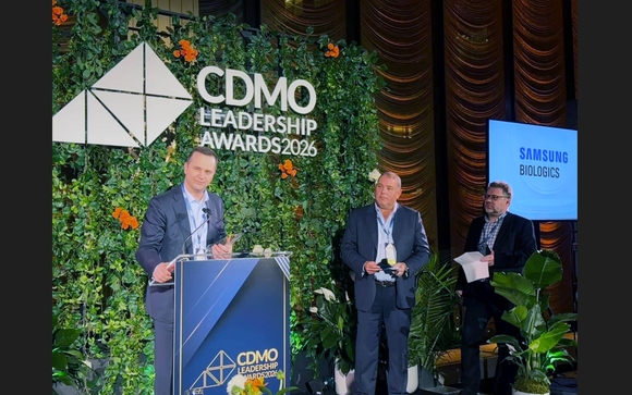 ▲케빈 샤프(Kevin Sharp) 삼성바이오로직스 세일즈앤드오퍼레이션담당(왼쪽 첫번째)이 25일(현지시간) 열린 CDMO 리더십 어워즈에서 수상소감을 밝히고 있다. / 사진=삼성바이오로직스 삼성바이오로직스, CDMO 리더십 어워즈 ‘지속가능성 리더십’ 수상